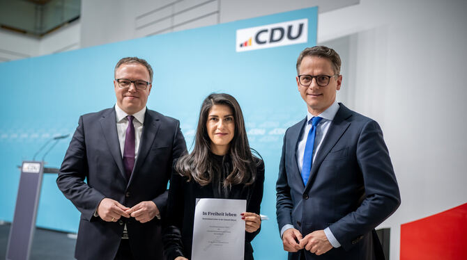 Carsten Linnemann (von rechts), Serap Güler und Mario Voigt stellen in Berlin das neue Grundsatzprogramm der CDU vor.