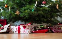 Geschenke liegen unter einem Weihnachtsbaum