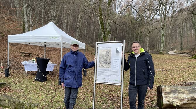 Wolf-Dieter Baumann (links), Vorstand des Freundeskreises Paul-Jauch, und Bürgermeister Eric Sindek enthüllten eine der neuen Ja