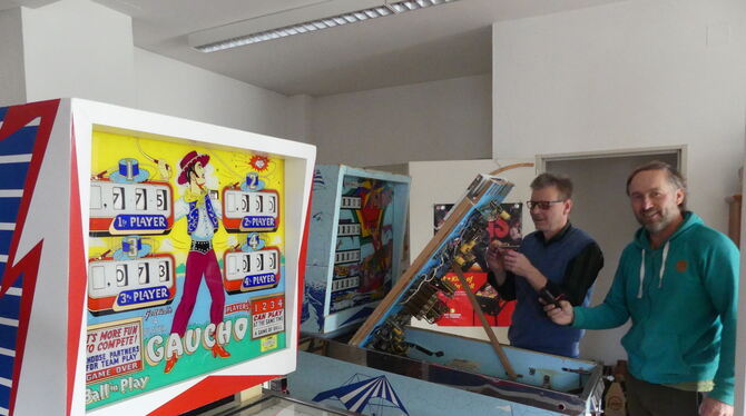 Peter Stadelmaier (links) und Peter Löffler in der Flipper-Reparatur-Werkstatt in Pliezhausen-Gniebel. Vorne steht der älteste F