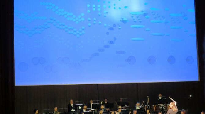 Beethovens Sinfonie als Flug geometrischer Formen durch den Nachthimmel: Die WPR mit Dirigentin Ariane Matiakh bei einer visuali