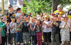 Kindergartenkinder haben Holzstecker, die in ganz Walddorfhäslach – unter anderem am  Kreisverkehr –  aufgestellt wurden. Nun st