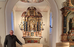 Pfarrer Sigmund F. J. Schänzle im neuen Altarbereich.  FOTO: THUMM 