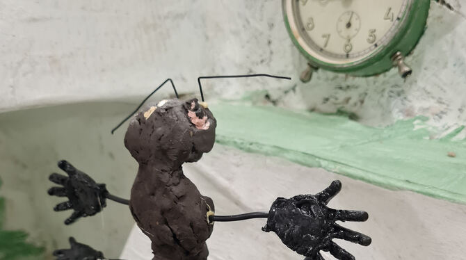 Die Uhr tickt: Edgar Braigs Ameisen demonstrieren gegen ihre Ausrottung. Mit der Natur-Kultur-Aktie (rechts) unterstützt Braig d