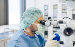 Augenchirurg Konstantinos Gklavas am OP-Mikroskop.
