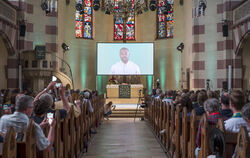 Auf dem evangelischen Kirchentag im Juni wurde ein KI-Gottesdienst gefeiert. Avatare präsentierten die zuvor von ChatGPT geschri