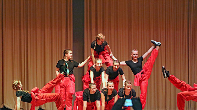 Die Hip-Hop-Gruppe 2 begeistert mit akrobatischen Einlagen.  FOTO: VEREIN