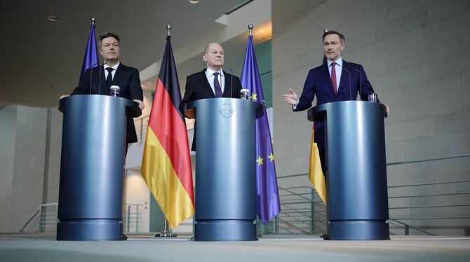 Können nach harter Verhandlung ein Ergebnis präsentieren (von links): Robert Habeck (Grüne), Bundesminister für Wirtschaft und K