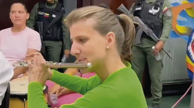Vorne die schöne Musik, hinten die schwerbewaffneten Aufsehen: Katharina Maichle spielt im Gefängnis  Querflöte in einem Konzert