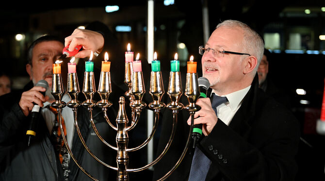 Hoffnungsschimmer auf dem Reutlinger Marktplatz: Vor über 200 Reutlingern entzündet  Rabbiner Mark Mordechai die Kerzen des  Cha