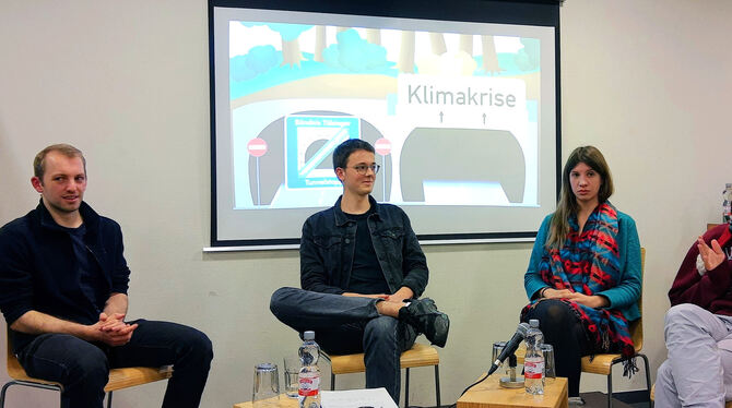 In der Diskussion von links: Moderator Aaron Bürgener, Jugendgemeinderat Benedikt Döllmann, Sonja Bluhm vom Umweltzentrum Tübing
