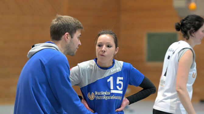 Taktische Besprechung: Jan Grauel, Trainer der TSG Reutlingen, und Sara Zöllner. FOTO: BAUR