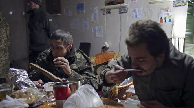 Kampfpause: Erschöpfte ukrainische Soldaten in ihrer Basis bei Donezk. Foto: Anastasia Vlasova