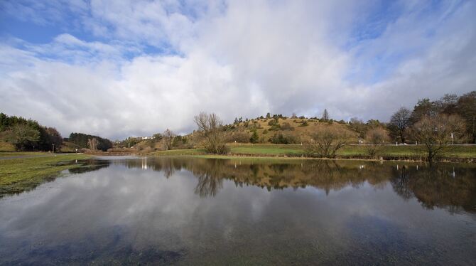 Schneeschmelze und Dauerregen haben bei Gomadingen einen See entstehen lassen, wo vorher keiner war.  FOTO: PULVERMÜLLER