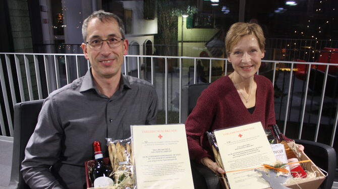 Michael Beck (50) und Isabell Nau (100) wurden im Kirchentellinsfurter Gemeinderat für die runde Zahl ihrer Blutspenden geehrt.