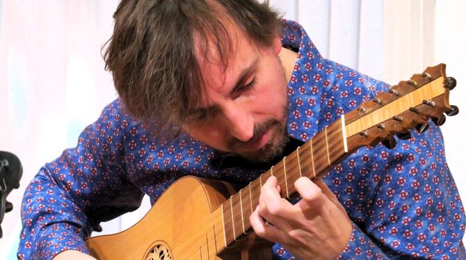 Konzentriert an der Barockgitarre: Sebastián Montes bei der Gitarrennacht.