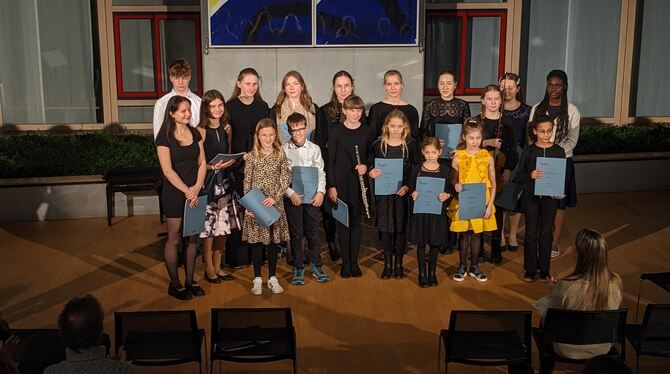 Die jungen Musiker freuten sich über das kleine Geschenk nach dem Konzert.