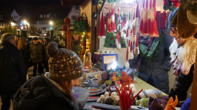 Beim Weihnachtsmarkt in Metzingen-Glems kamen viele Besucher zusammen, um Selbstgemachtes zu kaufen.