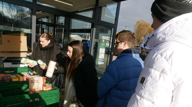 Schülerinnen und Schüler der Merian-Gemeinschaftsschule sammelten am Samstag schon zum 27. Mal Lebensmittelspenden für die Wohnu
