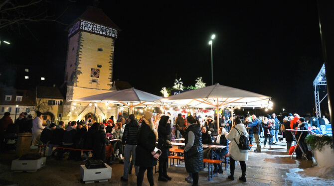 Der »Weihnachtspark« als zweiter Standort des Reutlinger Weihnachtsmarkts vor der Stadthalle mit Blick aufs Tübinger Tor wird di