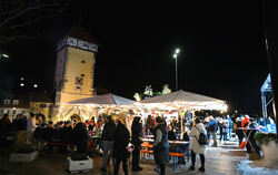 Der "Weihnachtspark" als zweiter Standort des Reutlinger Weihnachtsmarkts vor der Stadthalle mit Blick aufs Tübinger Tor wird di