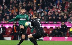 Ein Bild mit Seltenheitscharakter:  Deniz Undav taucht im gegnerischen Strafraum vor Bayern-Keeper Manuel Neuer auf.