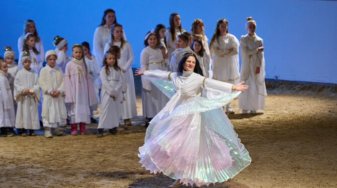 Gitte Wax überzeugte auch dieses Jahr als Engel. Ebenso die rund 300 weiteren Mitwirkenden, die die Bilder zur Weihnacht erneut Gitte Wax überzeugte auch dieses Jahr als Engel. Ebenso die rund 300 weiteren Mitwirkenden, die die Bilder zur Weihnacht erneut