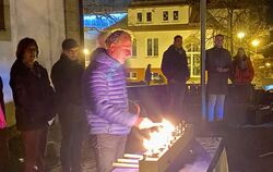 Gemeinderat Dietrich Rebstock entzündet eine der acht Flammen.  FOTO: FÖRDER  