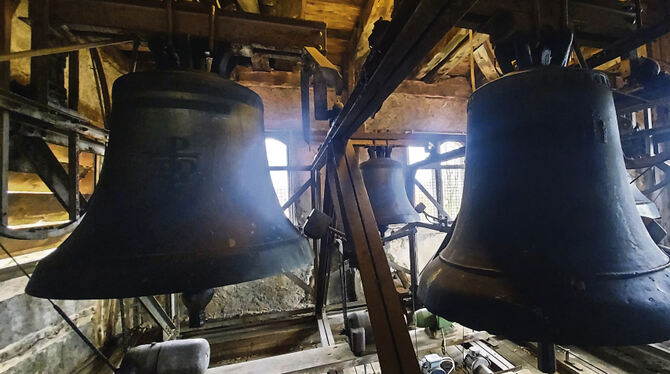Blick in die Glockenstube des Genkinger Kirchturms: Links ist die älteste Glocke, auf den Namen Margaretha geweiht, zu sehen, hi