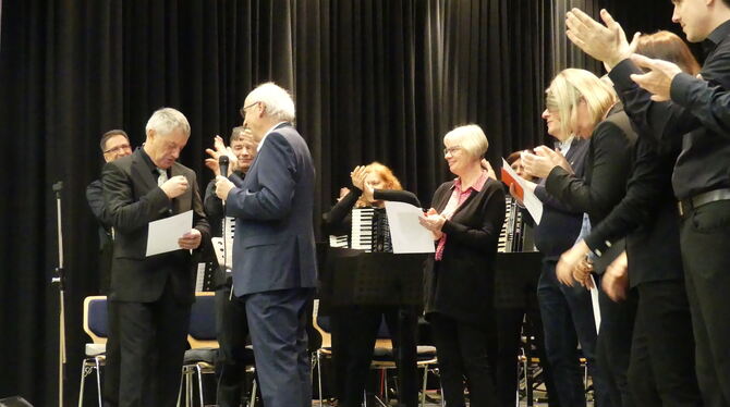 Fritz König (Vierter von rechts) ehrt Horst Amann (Zweiter von rechts)