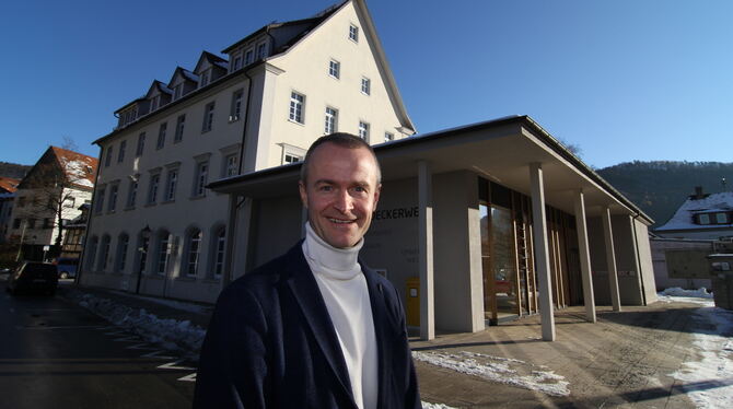 Louis Schumann vor dem Haus des Tourismus in Bad Urach. Das Büro des SAT-Geschäftsführers ist im zweiten Obergeschoss. Der 41-Jä