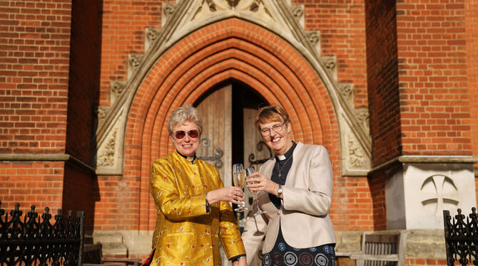 Die anglikanische Kirche segnete am Sonntag erstmals ein gleichgeschlechtliches Paar: Pfarrerin Catherine Bond (links) und Pfarr