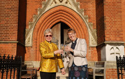 Die anglikanische Kirche segnete am Sonntag erstmals ein gleichgeschlechtliches Paar: Pfarrerin Catherine Bond (links) und Pfarr