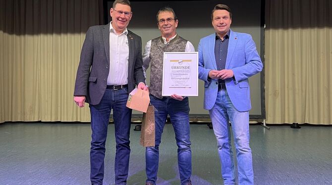 Das neue Ehrenmitglied Armin Baumann (Mitte) mit den Vorständen Manuel Hailfinger (rechts) und Martin Vöhringer.