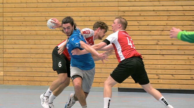 Der Betzinger Leopold Heinzmann musste mit ausgekugeltem Finger vom Feld.  FOTO: BAUR