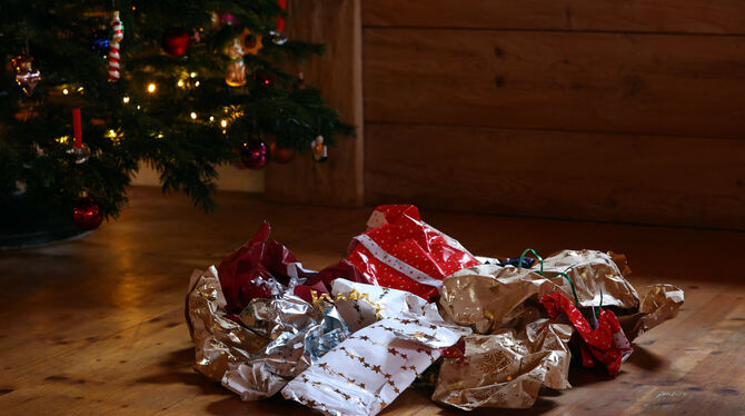 Buntes Geschenkpapier ist schön, aber oft schlecht für die Umwelt.
