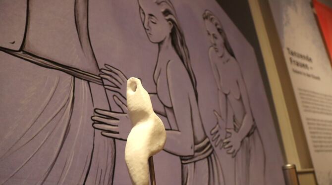 Stilisierte Figur einer tanzenden Frau in der Ausstellung »Urformen. Eiszeitkunst zum Anfassen« im Landesmuseum Württemberg.