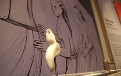 Stilisierte Figur einer tanzenden Frau in der Ausstellung "Urformen. Eiszeitkunst zum Anfassen" im Landesmuseum Württemberg.