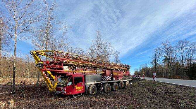 Autokran Unfall Bundesstraße B 464 Walddorfhäslach Bergung Dieser Autokran ist von der Fahrbahn abgekommen und muss nun aufwendig geborgen werden.
