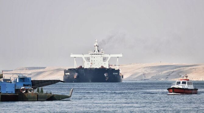 Schiffsverkehr im Suezkanal
