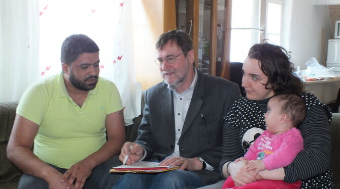 Dr. Christoph Treutler Dr. Christoph Treutler (Bildmitte) arbeitete als Sozialarbeiter für den Landkreis Reutlingen in der Flüchtlingsbetreuung. Er küm