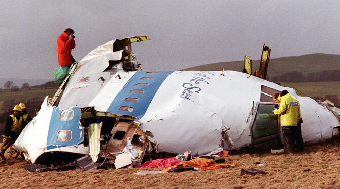 Polizisten und Ermittler untersuchen am 22. Dezember 1988 Überreste der Nase des abgestürzten Flugzeugs der amerikanischen Flugl