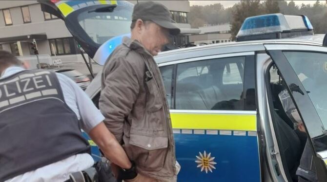Der 51-Jährige, der in Böblingen einen zehnjährigen Jungen in sein Auto gezerrt hatte, wird von der Polizei festgenommen.