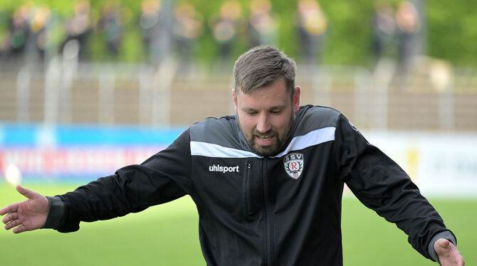 Ratlos und machtlos: Maik Stingel wird von seinen Aufgaben beim Oberliga-Team des SSV Reutlingen entbunden. FOTO: BAUR Ratlos und machtlos: Maik Stingel wird von seinen Aufgaben beim Oberliga-Team des SSV Reutlingen entbunden. FOTO: BAUR