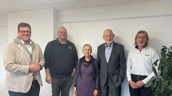 Bei der Stabübergabe: Geschäftsführer Dominik Nusser und Pflegedirektor Frank Miertsch (von links) dankten Dr. Jürgen Mohr (Zwei Bei der Stabübergabe: Geschäftsführer Dominik Nusser und Pflegedirektor Frank Miertsch (von links) dankten Dr. Jürgen Mohr (Zwei