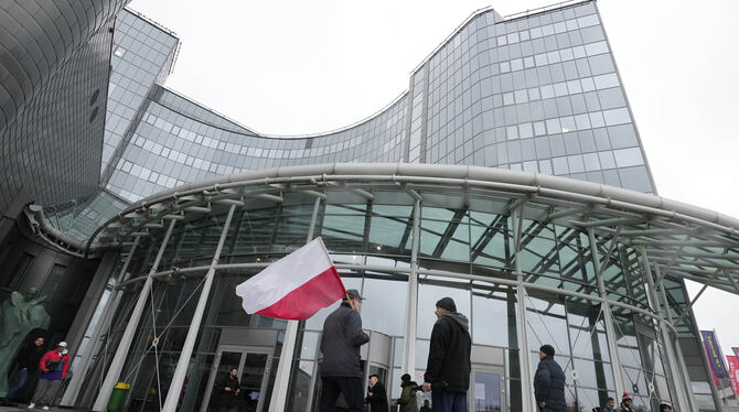 PiS-Anhänger protestieren  am Hauptsitz des staatlichen polnischen Fernsehsenders TVP.