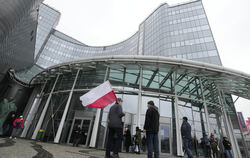  PiS-Anhänger protestieren  am Hauptsitz des staatlichen polnischen Fernsehsenders TVP.