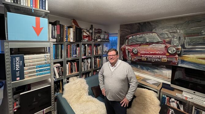 Rüdiger Mayer in seiner privaten Porsche-Bibliothek.