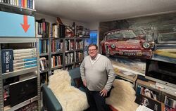 Rüdiger Mayer in seiner privaten Porsche-Bibliothek.
