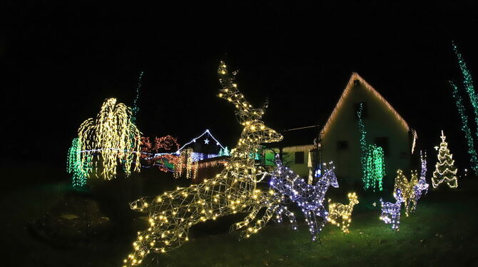 Das Weihnachtshaus von Thilo Schwaiger in der Äckerlestraße Rübgarten ist diesmal »nur« mit 50.000 Lichtern geschmückt. Zuletzt